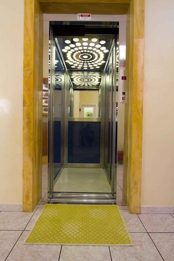 Hotel Pigalle Риччоне Екстер'єр фото