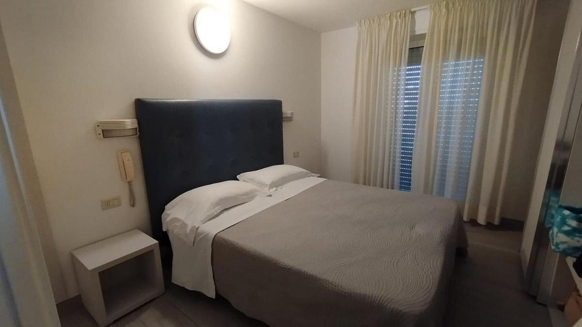 Hotel Pigalle Риччоне Екстер'єр фото