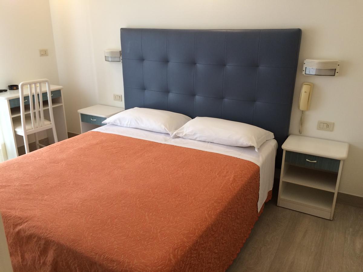 Hotel Pigalle Риччоне Екстер'єр фото